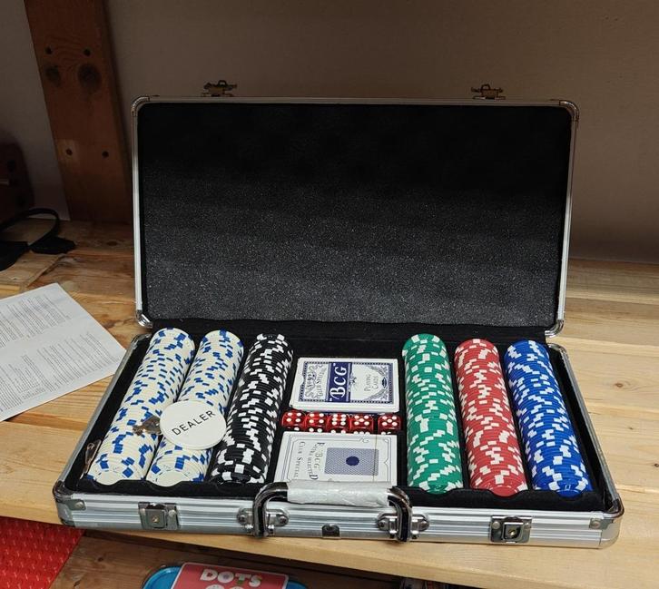 Poker set +sleutels, Hobby en Vrije tijd, Gezelschapsspellen | Kaartspellen, Gebruikt, Drie of vier spelers, Vijf spelers of meer