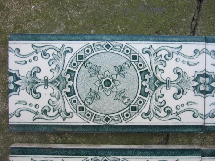 70 Art nouveau randtegels met donkergroene afbeelding, Antiek en Kunst, Antiek | Wandborden en Tegels, Ophalen