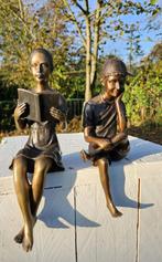 LEZEND MEISJE en JONGEN MET PET / Bronzen beeld / setprijs, Antiek en Kunst, Kunst | Beelden en Houtsnijwerken, Ophalen of Verzenden