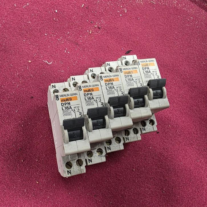5 stuks   2-polige  installatieautomaat MERLIN GERIN  16 A, Doe-het-zelf en Verbouw, Elektra en Kabels, Gebruikt