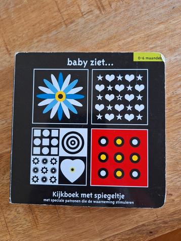 Baby ziet boekje