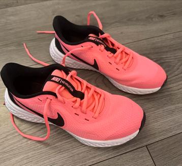 Nike Revolution schoen maat 36 perfecte staat topprijs ! ! beschikbaar voor biedingen