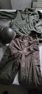 Leger kleding / helm / 1951-1980 / grote leger tas vooralles, Verzamelen, Militaria | Tweede Wereldoorlog, Ophalen of Verzenden