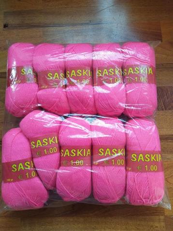 Nieuw bollen wol garen. Roze.
Acryl 100%.
10 bollen. beschikbaar voor biedingen