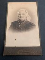 cdv carte de visite klederdracht J Strarreveld Hoorn. 2, Verzenden, Foto, Klederdracht, Zo goed als nieuw