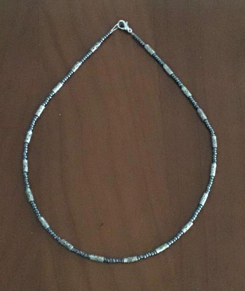 Nieuw kort kettinkje met metalen elementjes, Sieraden, Tassen en Uiterlijk, Kettingen, Nieuw, Overige materialen, Blauw, Ophalen