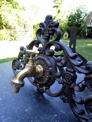 Gietijzeren tuinslanghouder met koperen kraan beschikbaar voor biedingen
