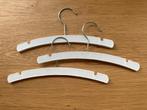 witte houten kleerhangers voor baby of kind, Kinderen en Baby's, Kinderkamer | Inrichting en Decoratie, Ophalen of Verzenden, Zo goed als nieuw