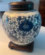Blauw-witte Chinese gemberpot met houten deksel en standaard, Ophalen of Verzenden