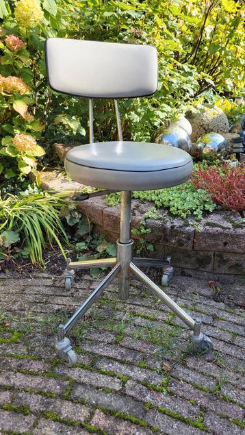 Vintage Atelier/Kappersstoel jaren 60 beschikbaar voor biedingen