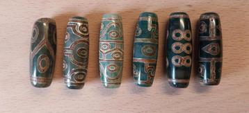 6 verschillende Dzi gebedskralen met diverse afbeeldingen  beschikbaar voor biedingen