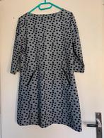 grijze jurk met zwartestippen,, Kleding | Dames, Jurken, Ophalen of Verzenden, Zo goed als nieuw, Maat 42/44 (L), Grijs