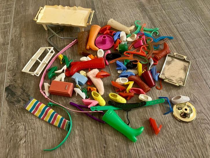 Vintage retro barbie Sindy fleur accessoires schoenen partij, Verzamelen, Poppen, Zo goed als nieuw, Accessoires, Ophalen of Verzenden