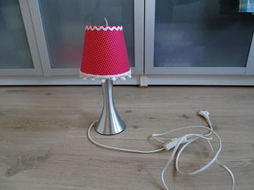 Schemerlampje met nostalgisch rood kapje met stippen beschikbaar voor biedingen