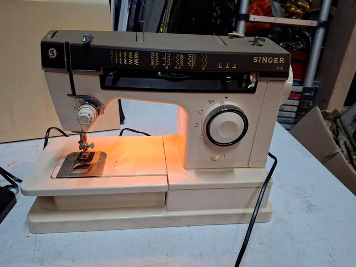 Singer 7110 Naaimachine, Hobby en Vrije tijd, Naaimachines en Toebehoren, Zo goed als nieuw, Naaimachine, Singer, Ophalen
