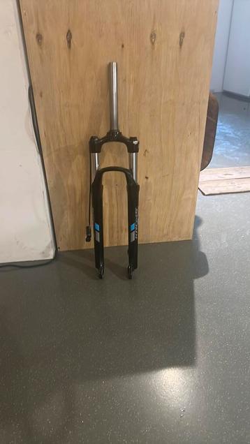 “Kross” MTB voorvork ,gas ,zwart en met lockout beschikbaar voor biedingen