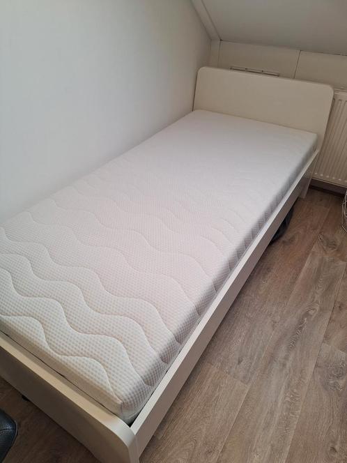 Askvoll bed met lattenbodem en matras, Huis en Inrichting, Slaapkamer | Bedden, Zo goed als nieuw, Eenpersoons, 90 cm, 200 cm