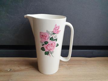 Brocante schenkkan met roosjes beschikbaar voor biedingen