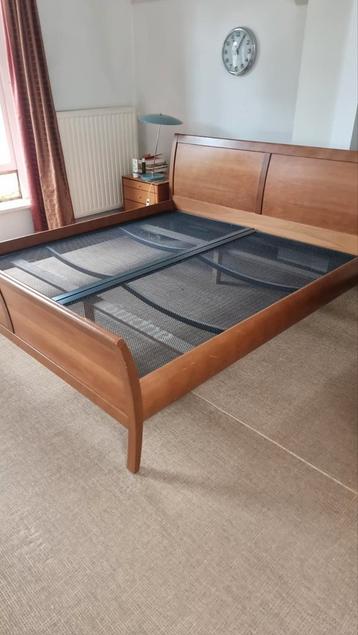 Houten bed, jaren 2000 design. Met Auping spiraal.