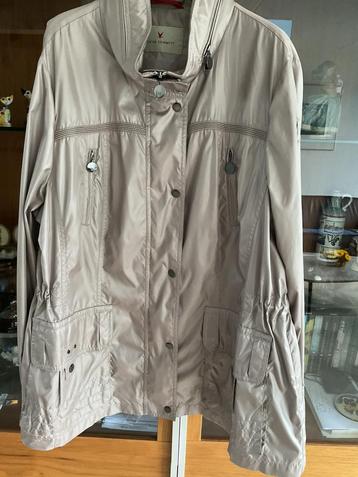 Mooie zomerjas Fuchs Schmitt maat 48 beige glans beschikbaar voor biedingen