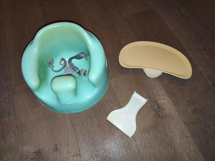Bumbo Seat + Tray - Gebruikt, verkleurd, Kinderen en Baby's, Kinderstoelen, Gebruikt, Overige typen, Afneembaar eetblad, Gordel(s)