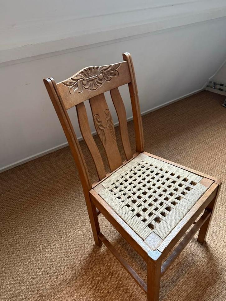 Oude eetkamerstoelen met zitgedeelte van touw, Huis en Inrichting, Stoelen, Gebruikt, Twee, Hout, Bruin, Ophalen