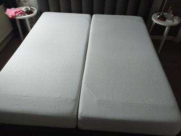 TWEE BIJNA NIEUWE MATRASSEN VAN TEMPUR 90 X 200 X 25. beschikbaar voor biedingen