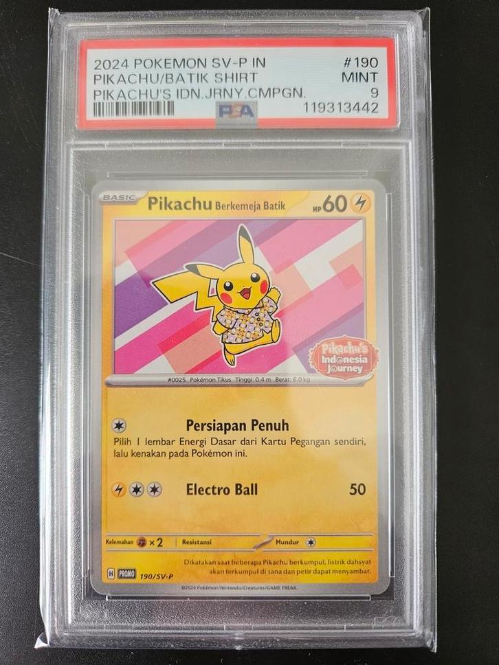 Pikachu Berkemeja Batik 190/SV-p PSA 9, Hobby en Vrije tijd, Verzamelkaartspellen | Pokémon, Zo goed als nieuw, Losse kaart, Ophalen of Verzenden