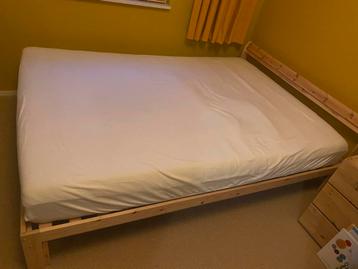 Mooi houten bed van Ikea, 140x200 - afbeelding 1