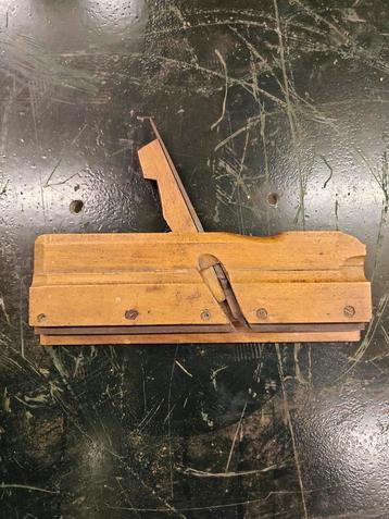 Antieke Profielschaaf beschikbaar voor biedingen