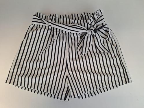 Korte broek / short, dames, Kleding | Dames, Broeken en Pantalons, Zo goed als nieuw, Maat 36 (S), Zwart, Kort, Ophalen of Verzenden