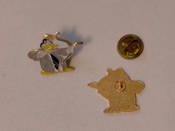 Sokal Canardo eend sterrenbeeld boogschutter strip pin, Verzamelen, Speldjes, Pins en Buttons, Gebruikt, Ophalen of Verzenden