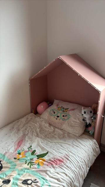 Houten huis ombouw voor bed achterzijde roze beschikbaar voor biedingen