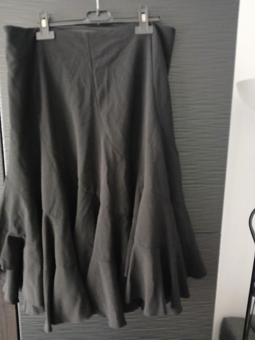 zwarte lange dames rok maat 42, Kleding | Dames, Grote Maten, Zo goed als nieuw, Rok, Zwart, Ophalen of Verzenden