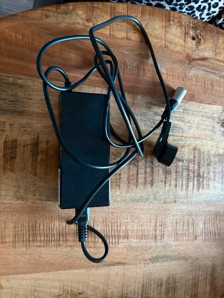 Accu lader, Fietsen en Brommers, Fietsaccessoires | Fietsaccu's, Zo goed als nieuw, Ophalen of Verzenden