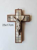 Kruisbeeld keramiek met houten lijst, Antiek en Kunst, Ophalen of Verzenden