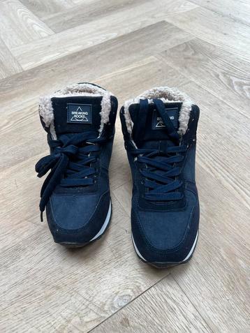 Donkerblauwe suède sneakers met bontvoering beschikbaar voor biedingen