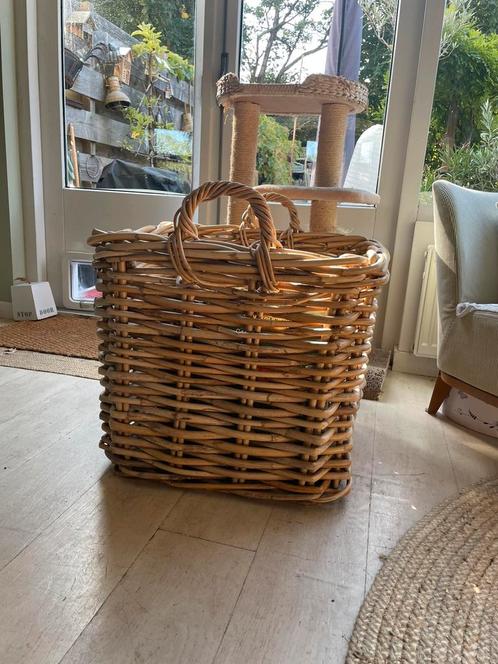 Grote vierkante Rotan Mand, Huis en Inrichting, Woonaccessoires | Schalen en Manden, Zo goed als nieuw, Mand, Vierkant, Overige materialen
