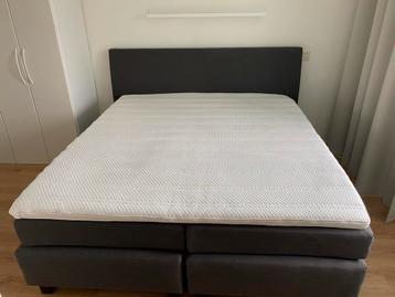 Donkergrijze boxspring met topper 180x200 beschikbaar voor biedingen