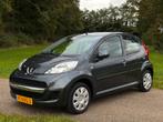 Peugeot 107 1.0 5DR 2011 | Nwe APK + beurt | Airco | 2e eig., Auto's, Peugeot, Voorwielaandrijving, Euro 5, Stof, Zwart