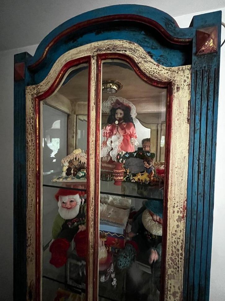 Kleurige vitrinekast, Huis en Inrichting, Kasten | Vitrinekasten, Zo goed als nieuw, 150 tot 200 cm, 50 tot 100 cm, 25 tot 50 cm