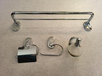 2 wc-rol houders, 1 zeeppompje en 1 handdoekrekje beschikbaar voor biedingen