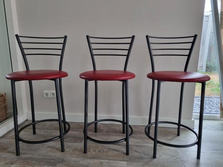 3 Bar krukken - Rode zitting, Huis en Inrichting, Barkrukken, Gebruikt, 60 tot 90 cm, Leer, Metaal, 3 krukken, Met voetsteun, Ophalen