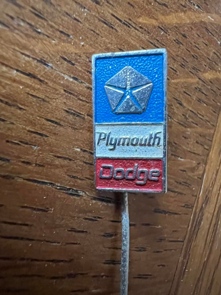Vintage Plymouth Dodge Pin Badge, Verzamelen, Speldjes, Pins en Buttons, Ophalen of Verzenden