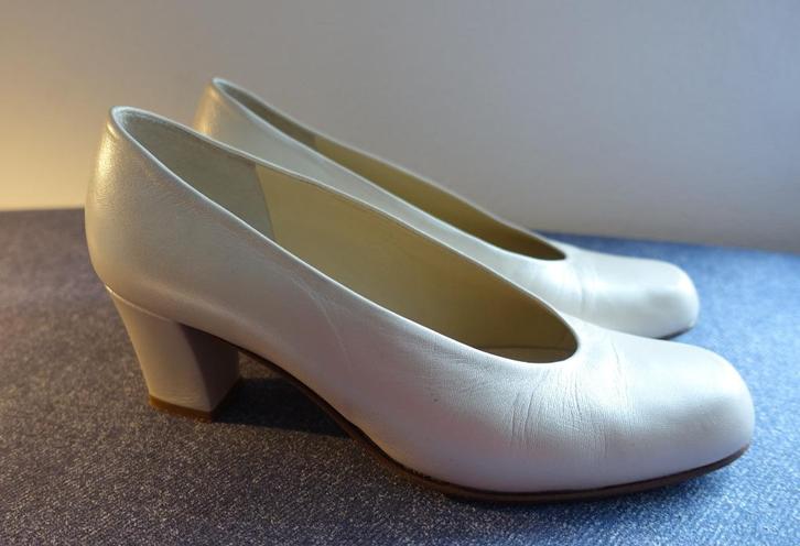 Bitter Sofia parelmoer-kleurige bruidsschoenen maat 39, Kleding | Dames, Schoenen, Zo goed als nieuw, Pumps, Overige kleuren, Ophalen of Verzenden