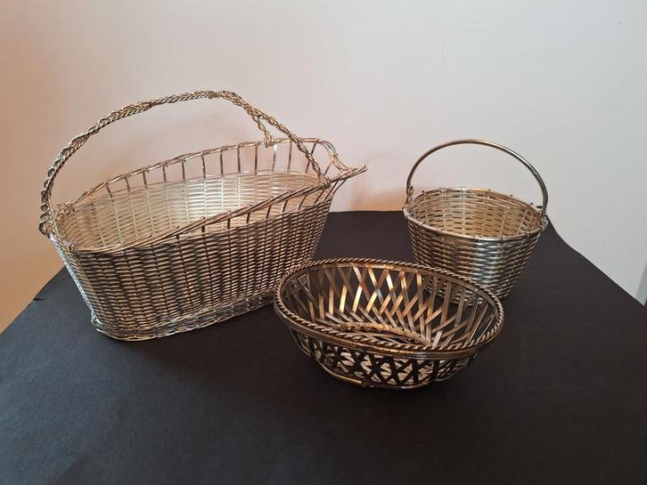 2 vintage draadmandjes zilverkleur en 1 draadmand flessenhou, Huis en Inrichting, Woonaccessoires | Schalen en Manden, Zo goed als nieuw