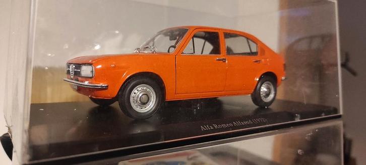 Alfa Romeo Alfasud oranje 1972 1:24 in vitrinedoosje, Hobby en Vrije tijd, Modelauto's | 1:24, Zo goed als nieuw, Overige merken