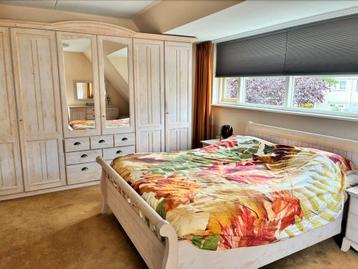 Tweepersoonsbed grote kast.dressoir nachtkastjes beschikbaar voor biedingen