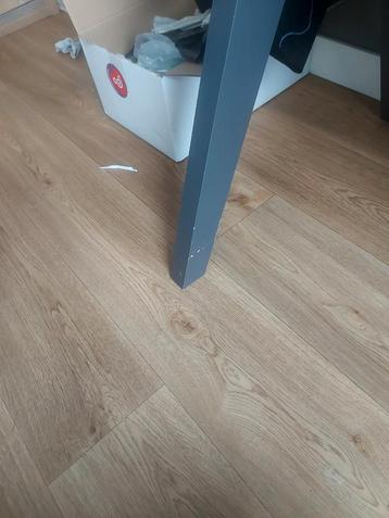 Gebruikt bureau met lades en verhoger beschikbaar voor biedingen