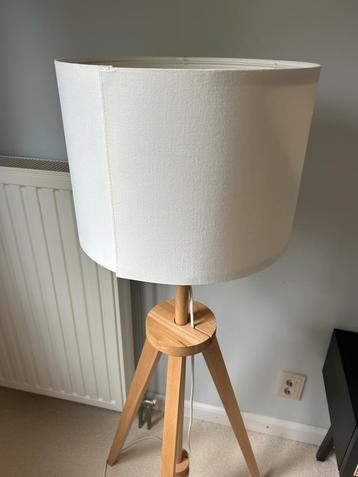 Mooie houten vloerlamp met witte kap beschikbaar voor biedingen